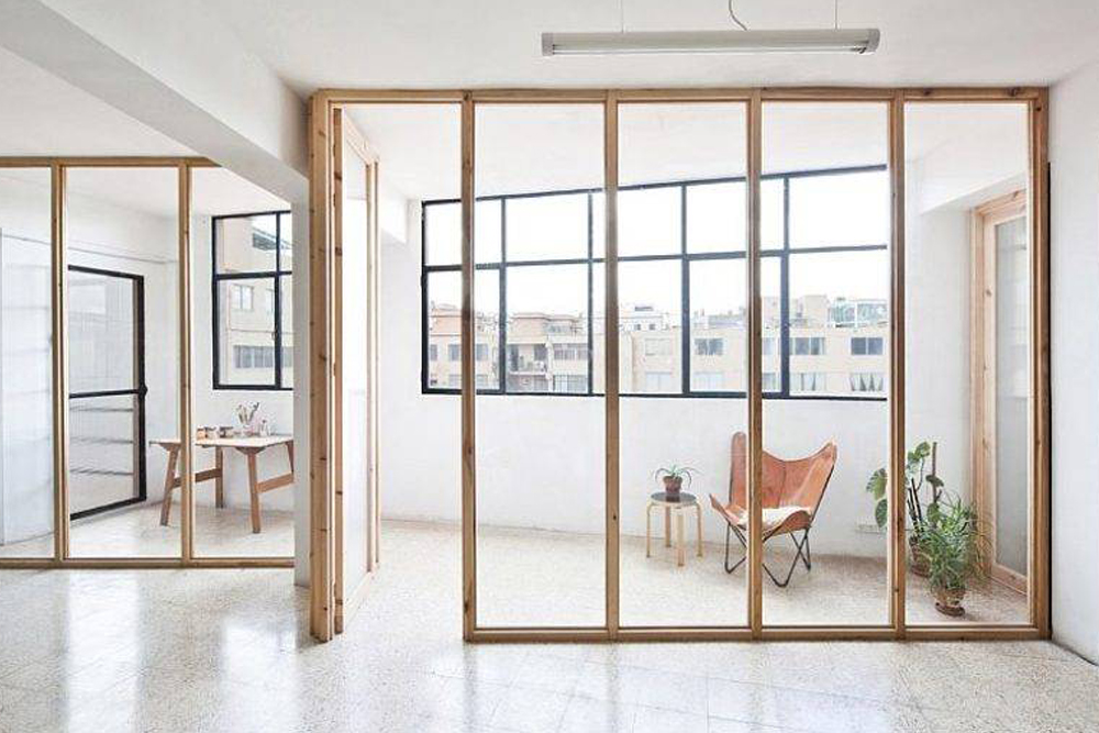 Glass vs. Wood Partitions: Aesthetic & Functional Comparison for Interiors